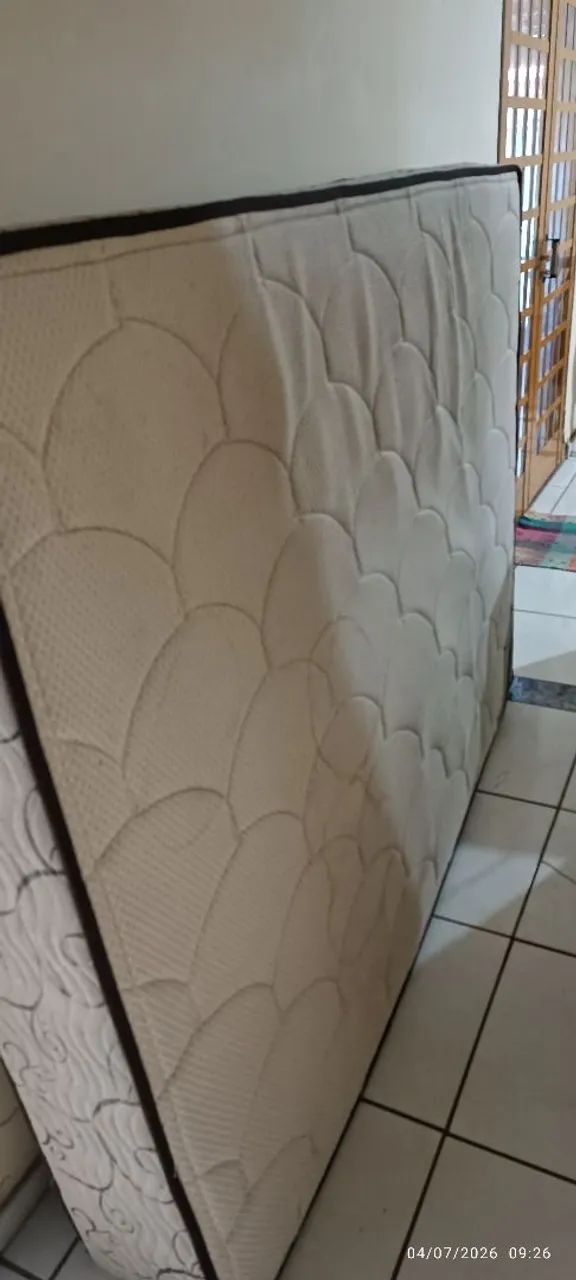 Cama e colchão semi-novo 