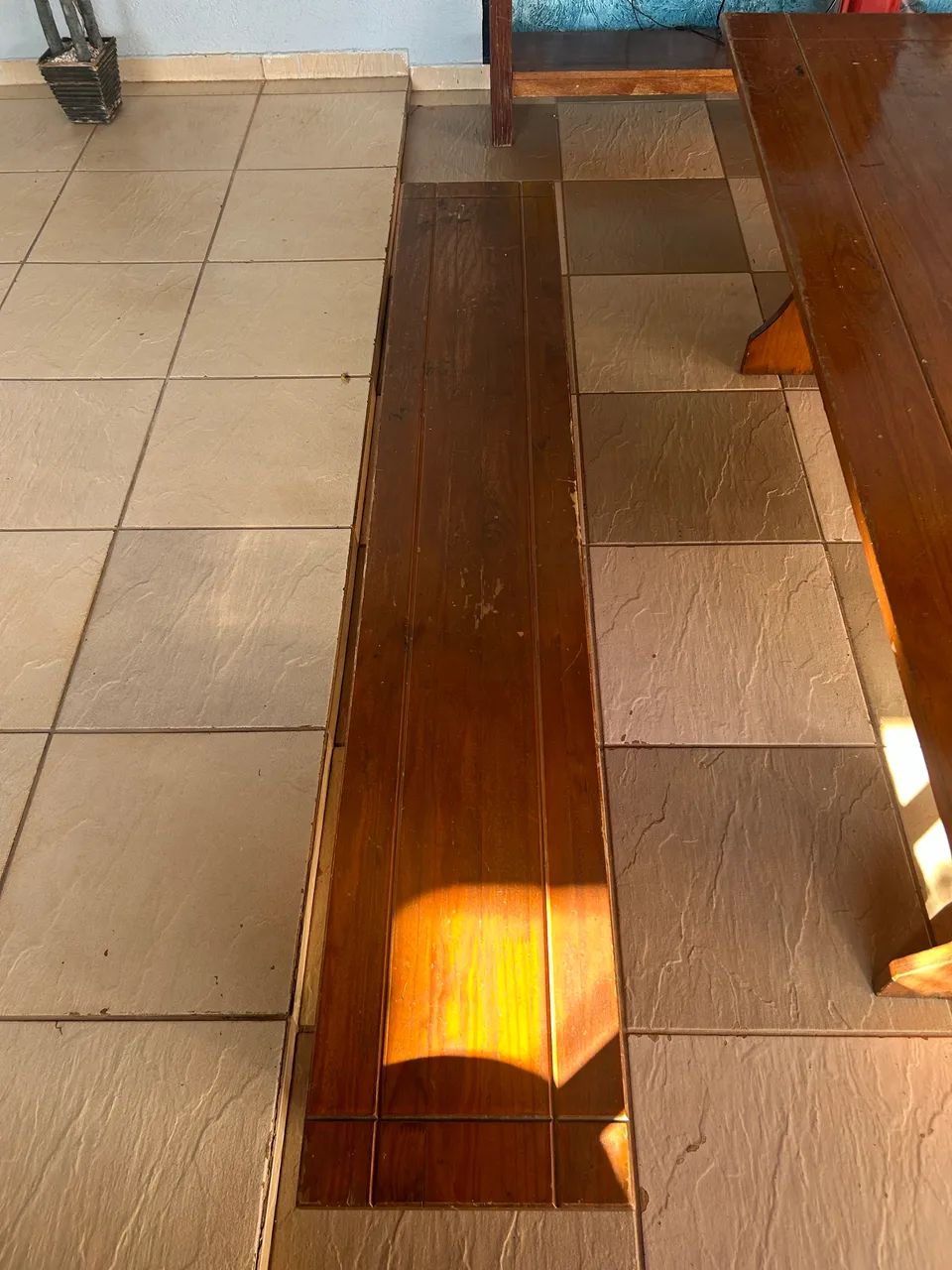 Mesa e bancos  - Foto 3