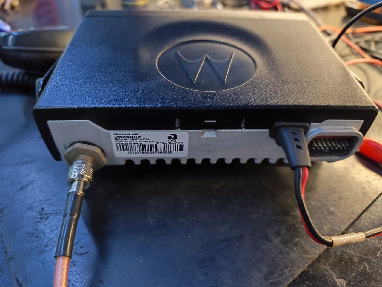 Rádio Motorola EM200 VHF Com PTT e Suporte  - Foto 3