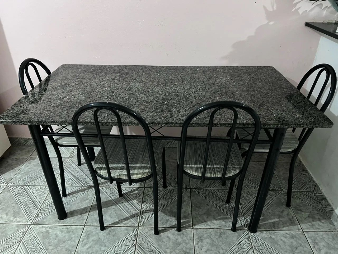 Mesa de mármore com 6 cadeiras