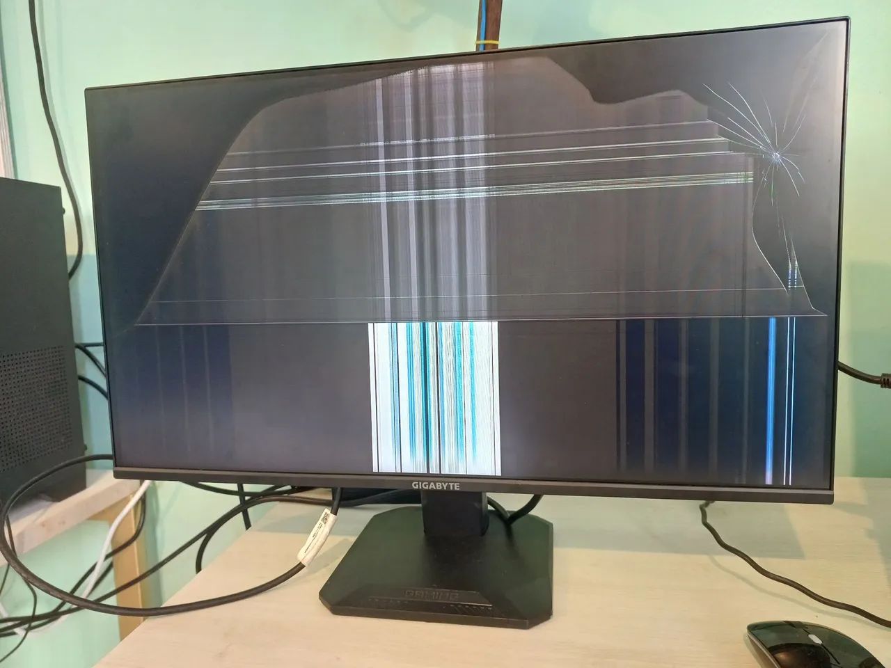Monitor Gigabyte IPS 25' 144hz quebrado