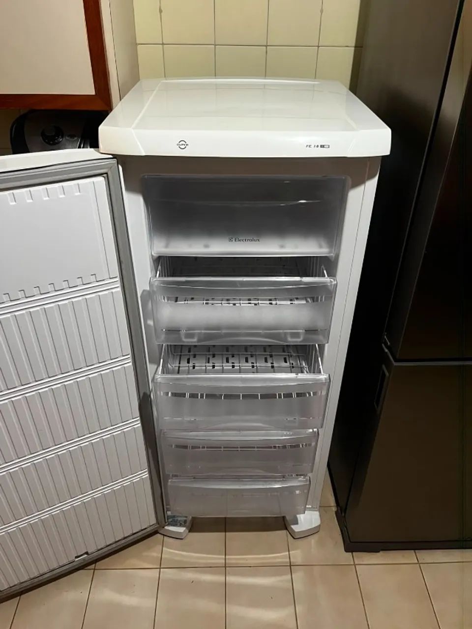 Freezer Vertical Electrolux FE18 - Excelente Estado - Foto 4