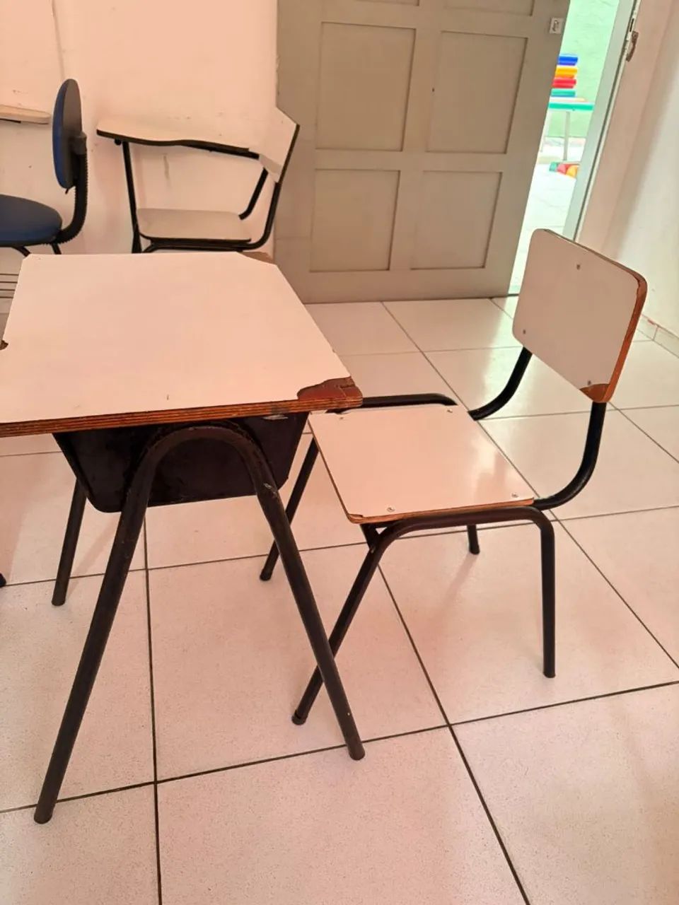Vendo mesas e cadeiras escolar - Foto 5