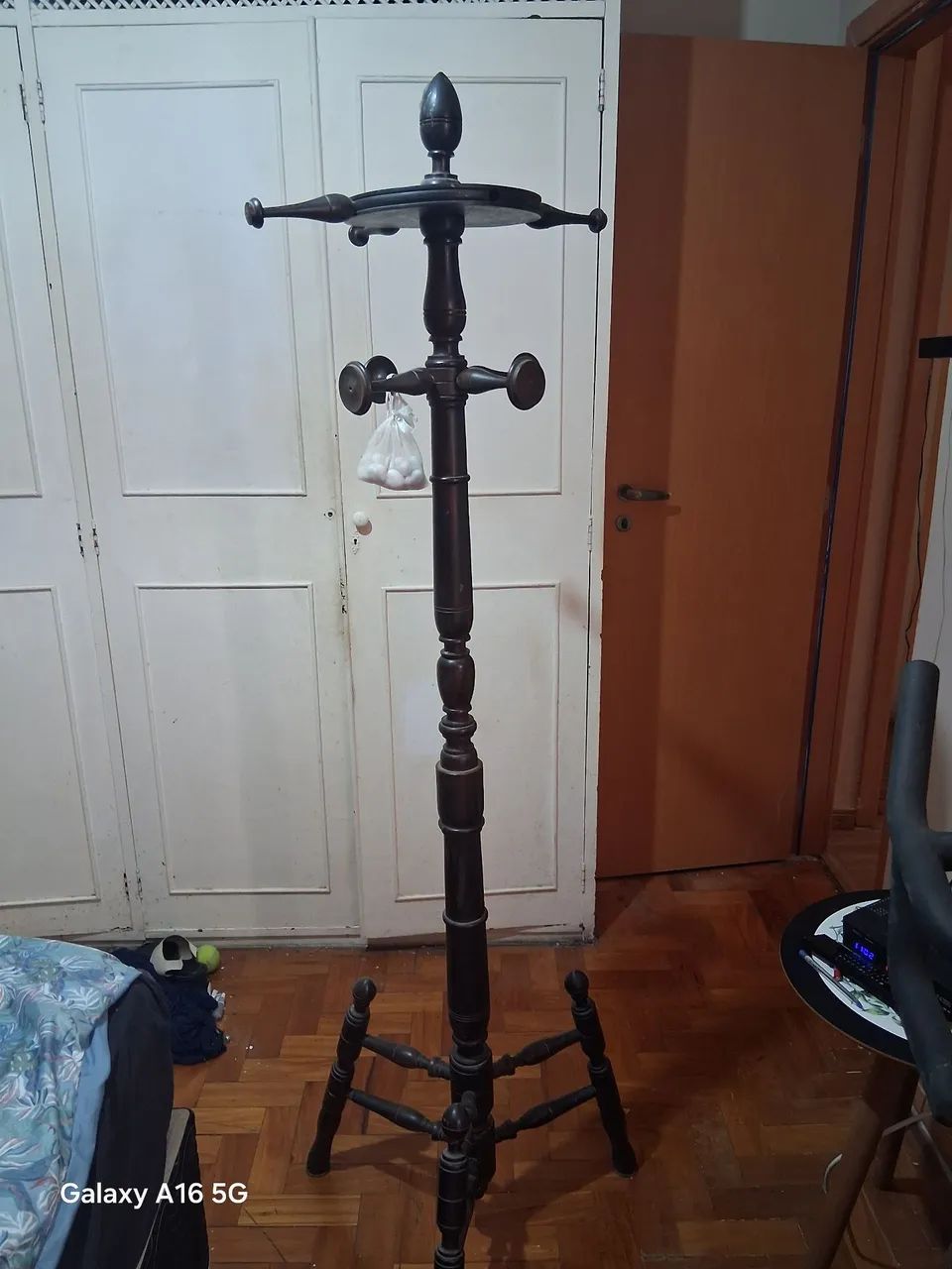 Mesa com tampa de marmore e cabide de bolsas - Foto 4