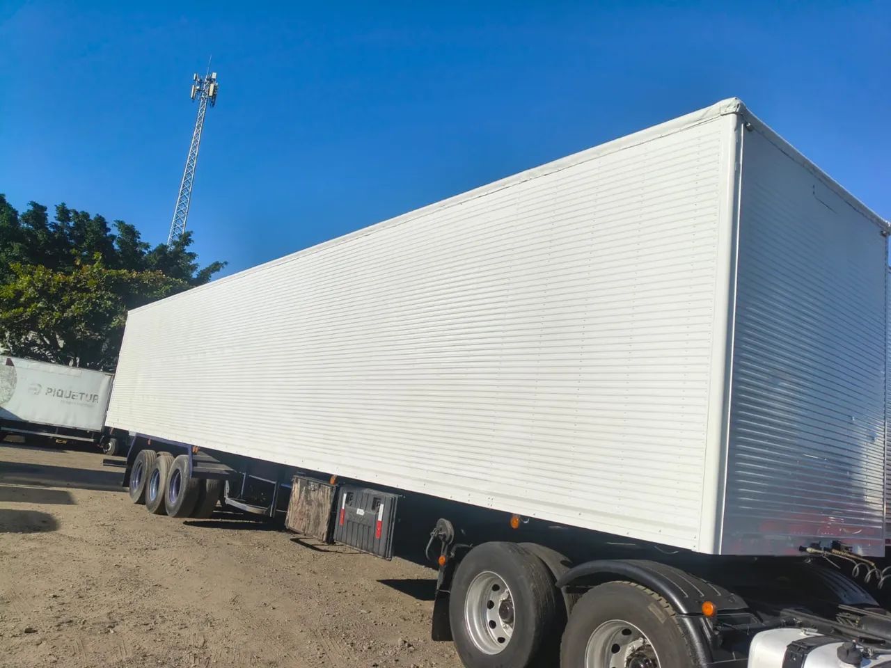 Carreta baú 30 pallets alumínio 