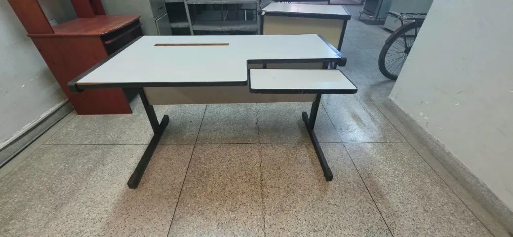 MESA DE ESCRITÓRIO DE COMPUTADOR USADA - Foto 2