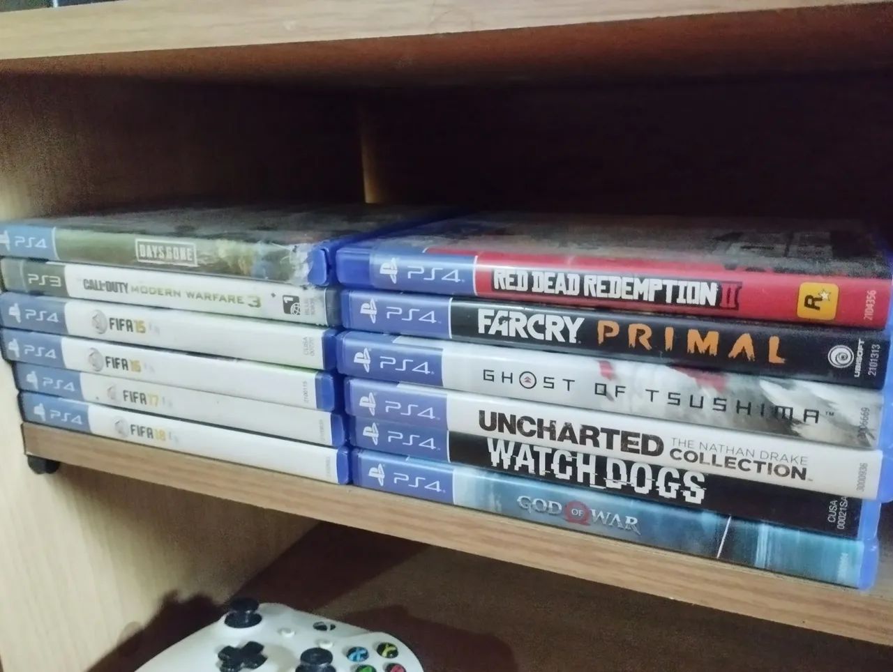 Console com jogos, dois controles com base de carregamento. - Foto 2