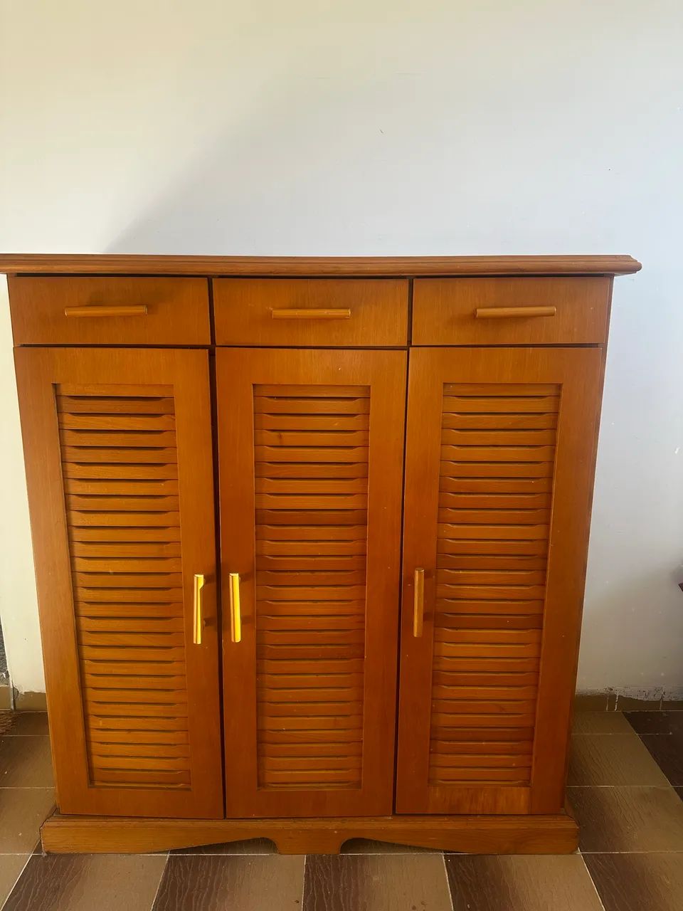 Sapateira de madeira com gavetas 