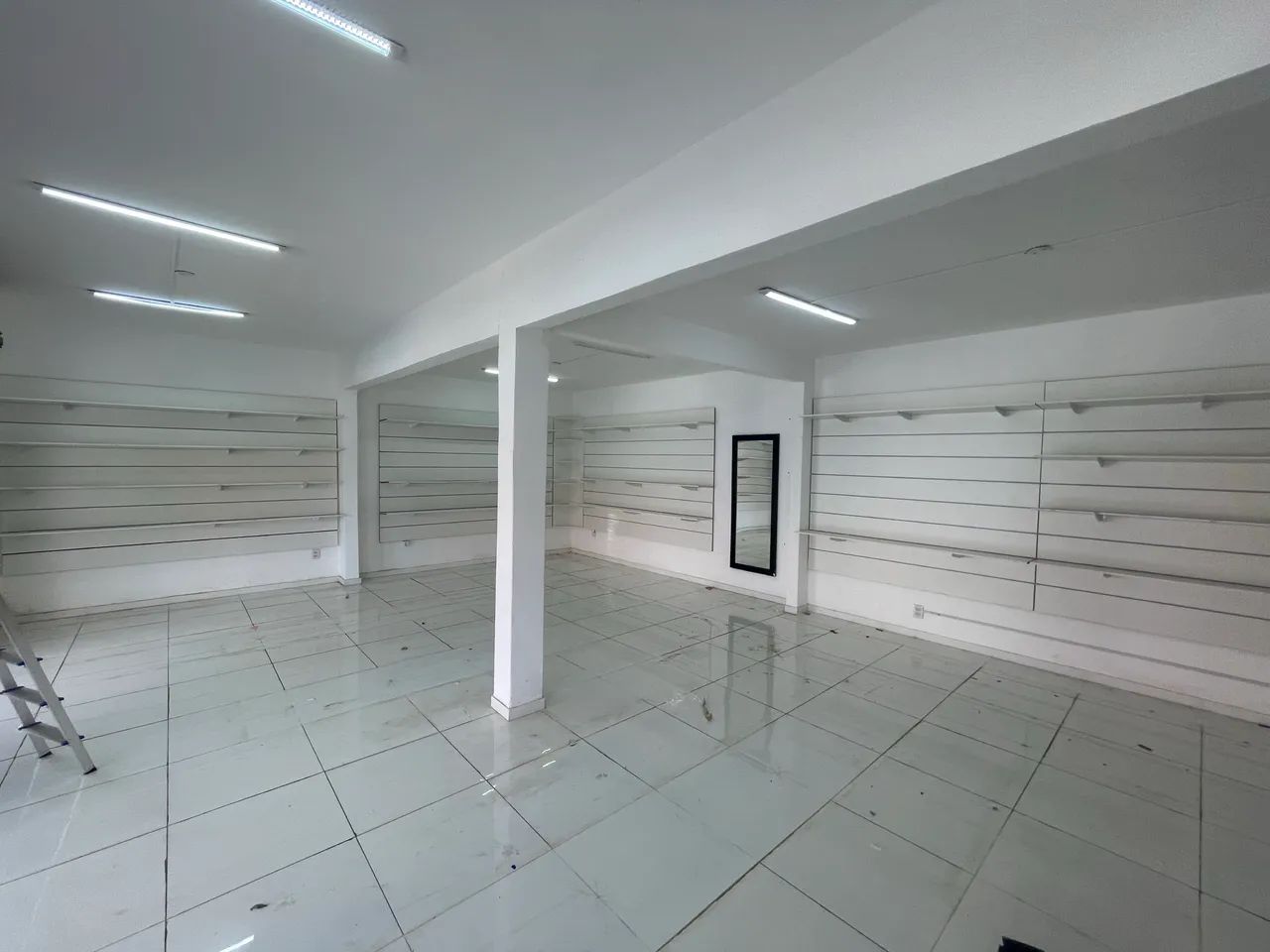 Painéis Canaletados com prateleiras para loja. - Foto 5