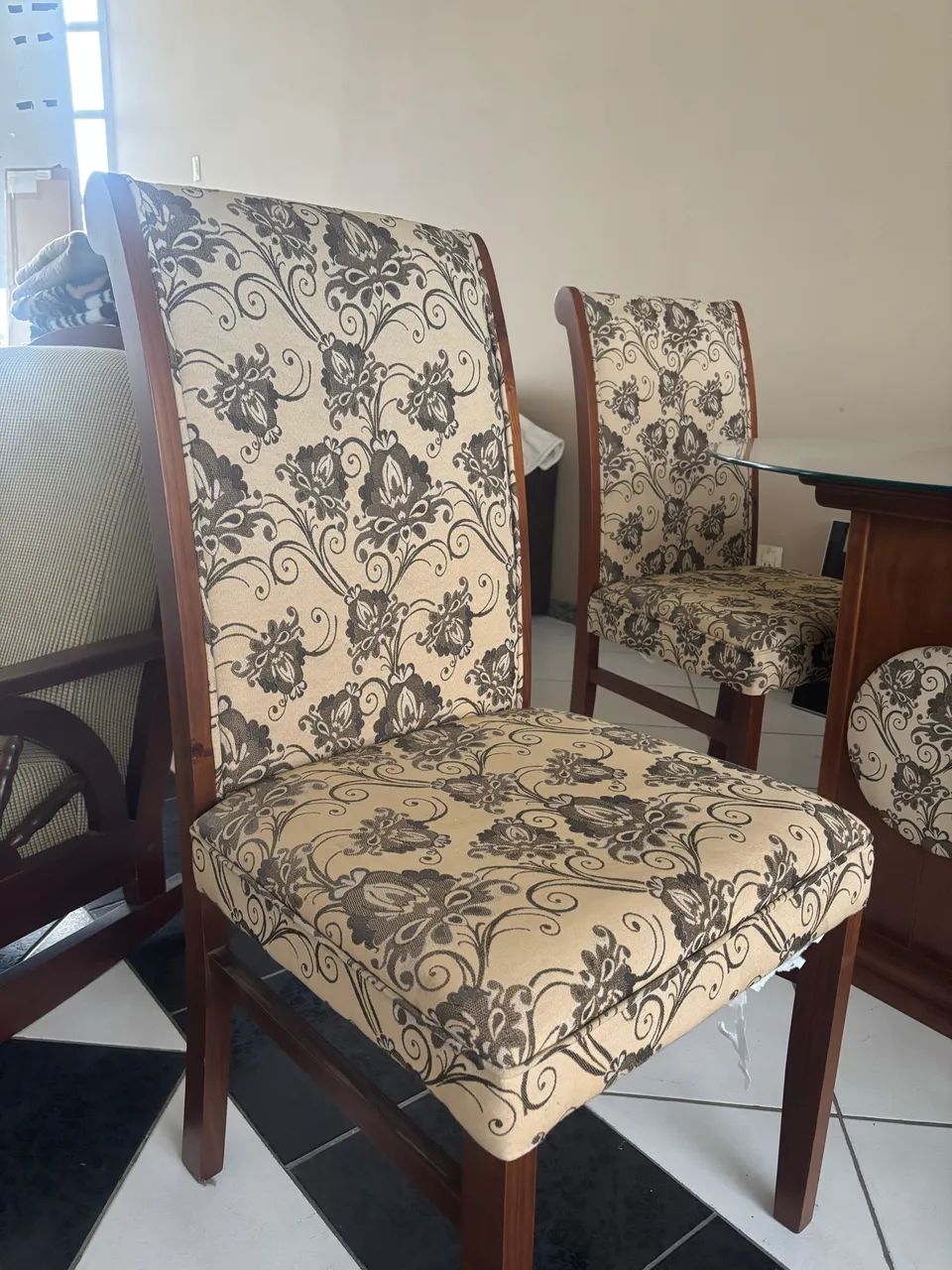 Mesa com 4 cadeiras maciça  - Foto 3
