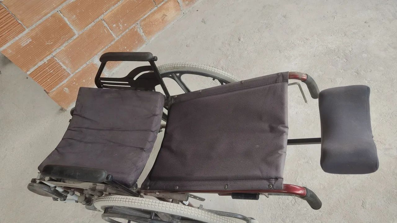 Vendo cadeira de rodas usada  - Foto 4