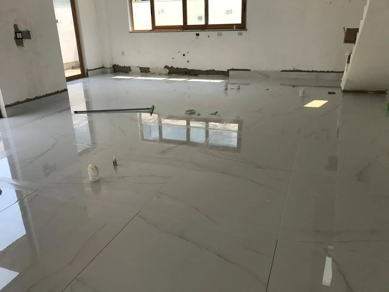 Aplicação e remoção de rejunte (EPÓXI / CIMENTICIO)