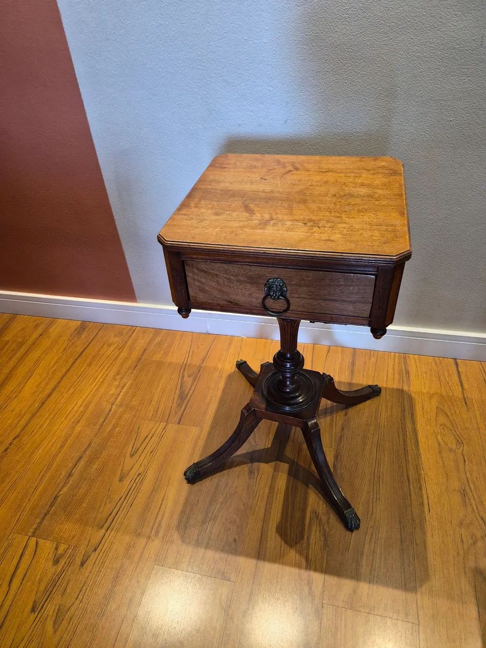 Mesa com gaveta 