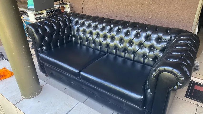 Sofá Chesterfield couro sintético
