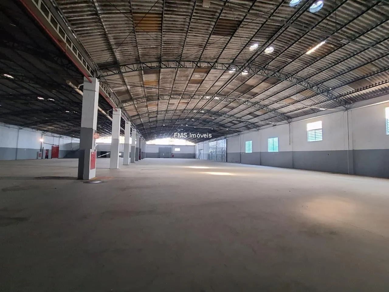 Galpão com 3959m² na Zona Oeste, próximo à Rod. Raposo Tavares