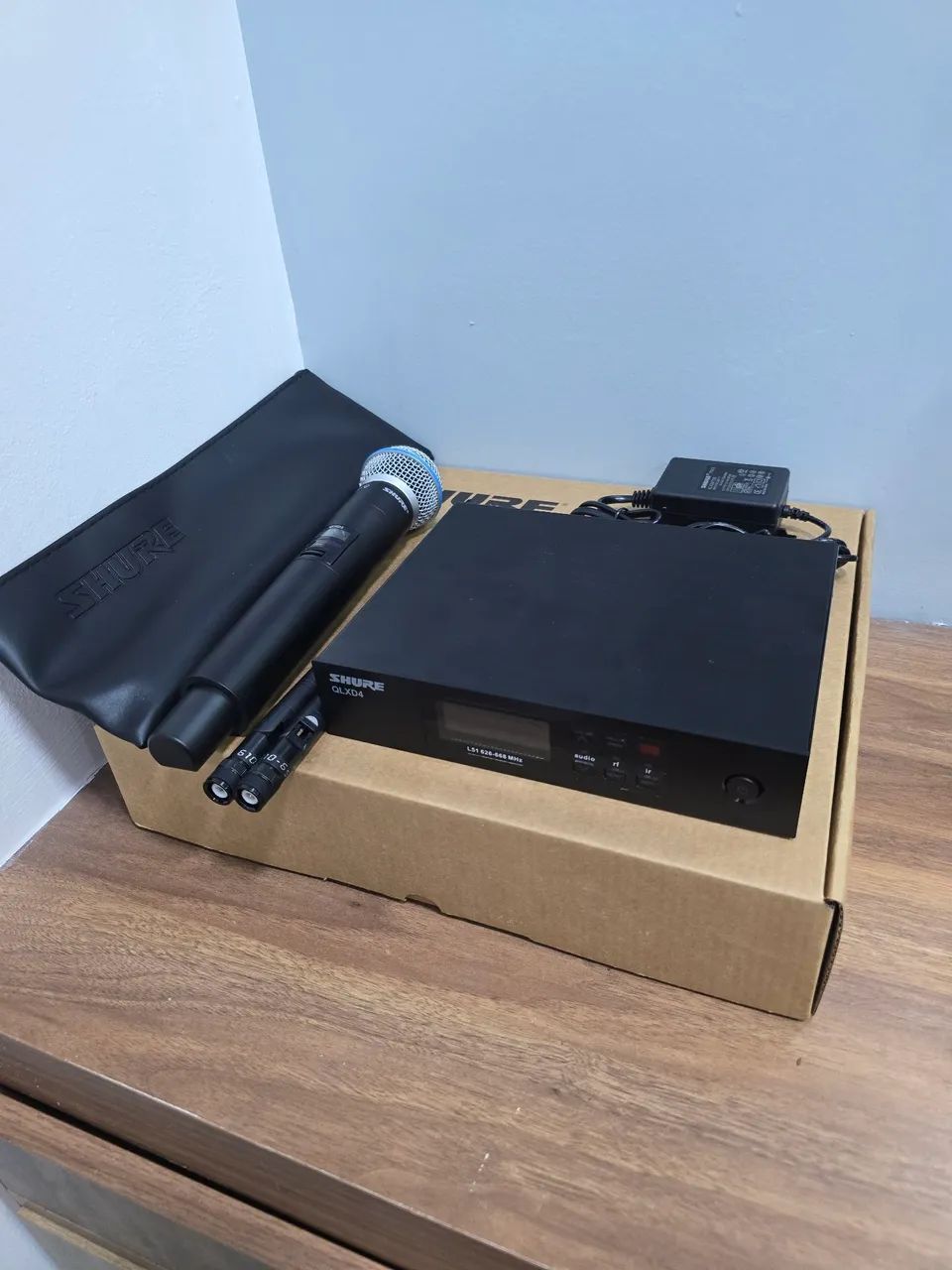 MICROFONE SEM FIO PROFISSIONAL SHURE QLXD4 BETA58 