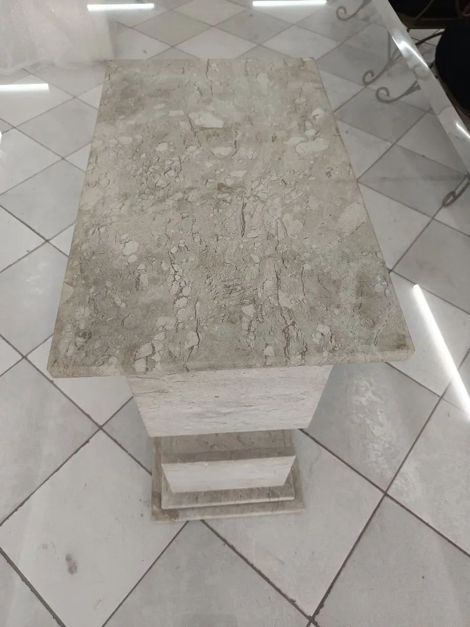 Mesa retangular com pé de mármore e vidro bisotado  - Foto 4