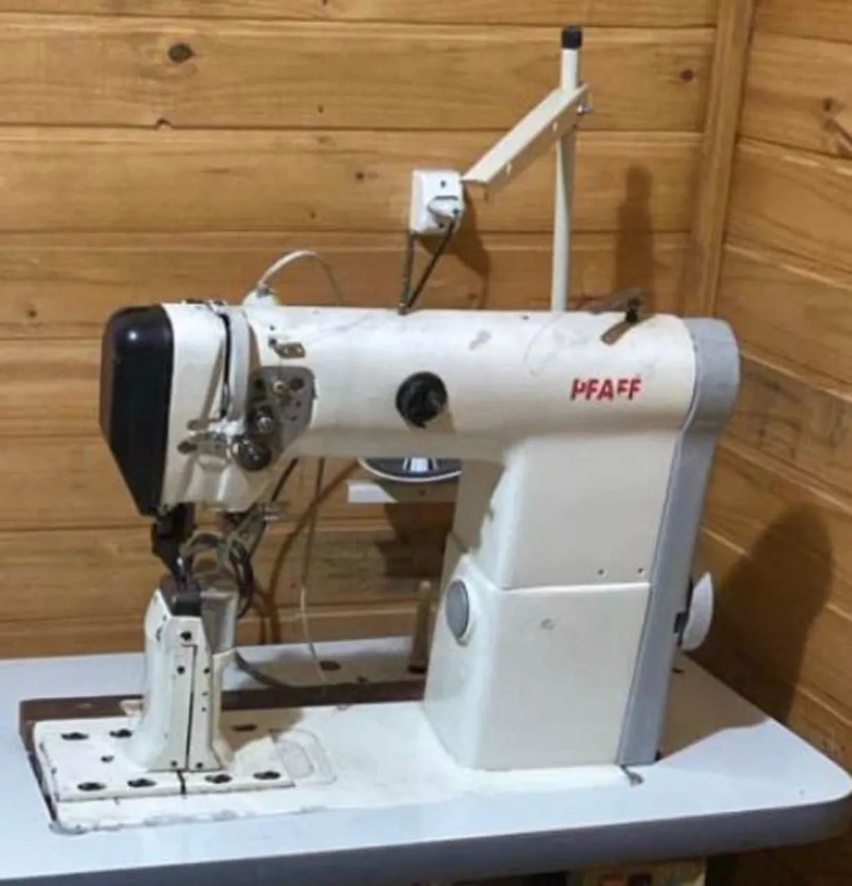 Máquina reta com coluna PFAFF 