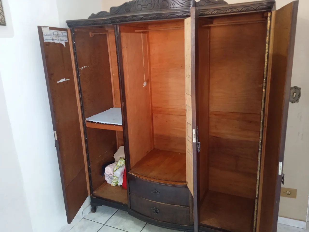 Lindo guarda-roupa de madeira com design clássico - Foto 2