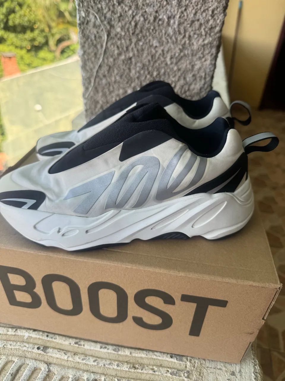 Yeezy Boost 700 MNVN Laceless Analog - 35  - Foto 4