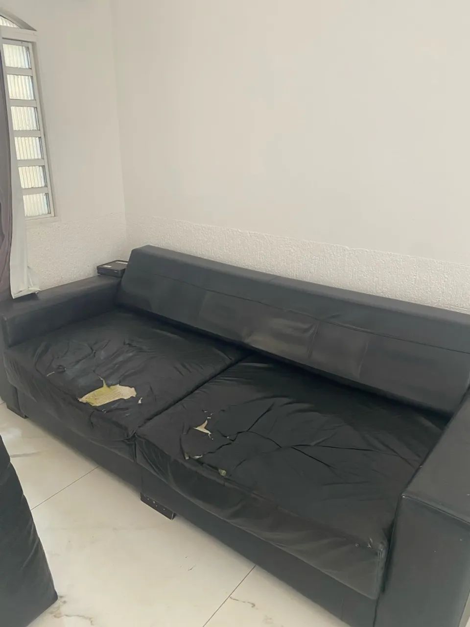 Vendo sofá 3 lugares em couro legítimo  - Foto 3