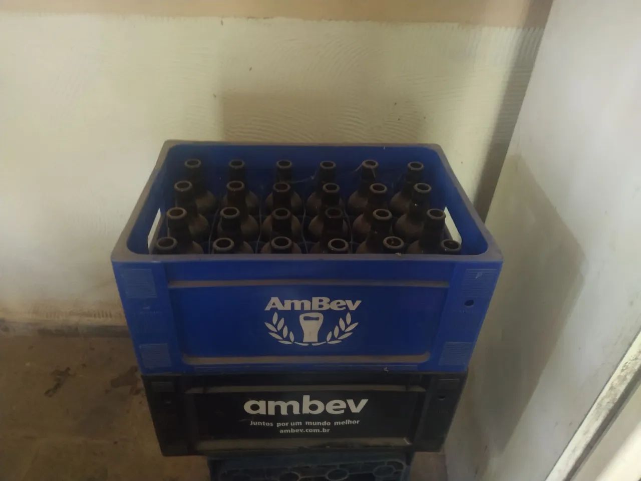 Caixas com vasilhame livrinho e 600 ml da ambev