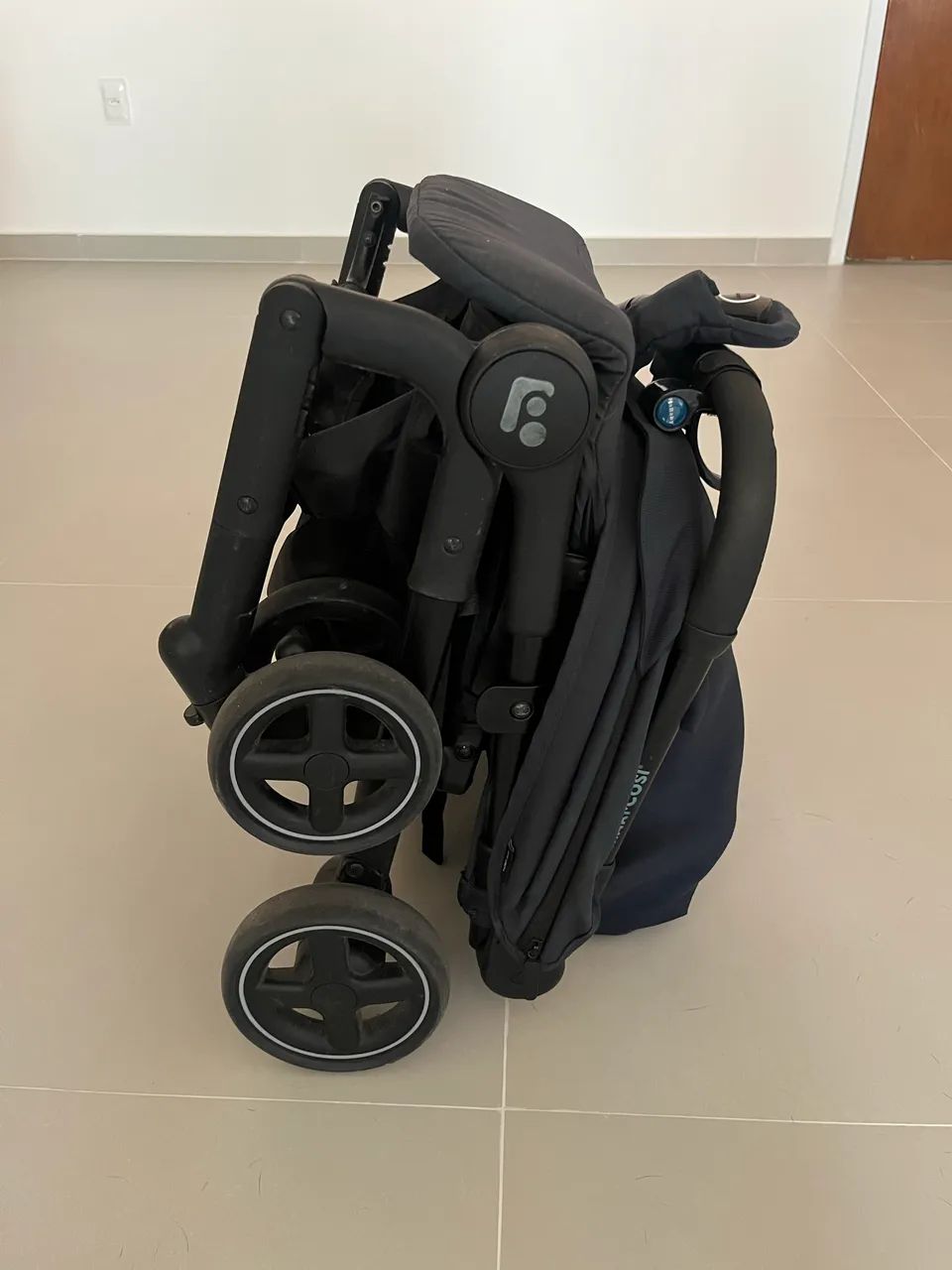 Carrinho de bebê compacto Maxi Cozi azul marinho  - Foto 4