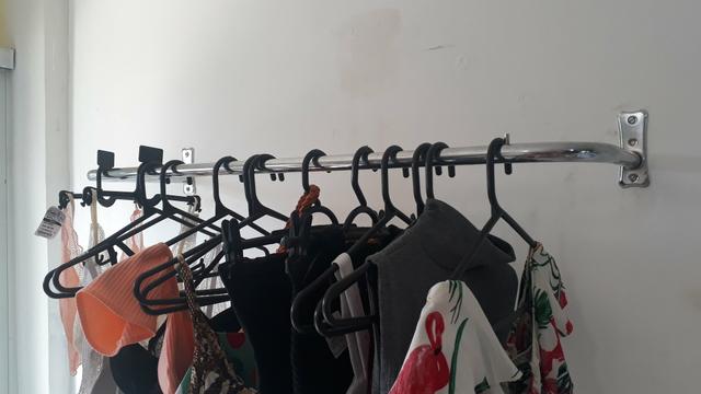 Vendo araras, maniquim, base para maniquim, provador de curtina e raquis - Foto 4