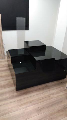 Expositor em MDF brilhoso preto