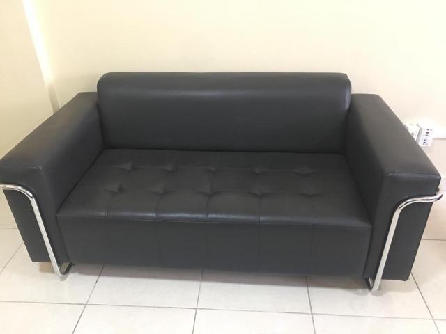 Sofá 2 lugares em couro ecológico preto - Foto 2