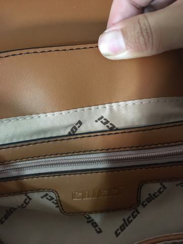 Bolsa Colcci original Alça Larga Lettering marrom - Foto 2