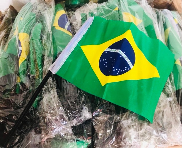 12 unidades - Bandeira do Brasil em tecido para carros - Foto 2