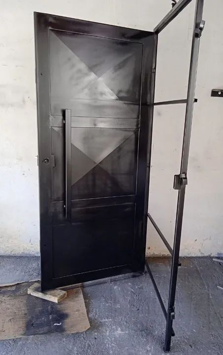 Porta Reforçada de segurança com três fechadura 