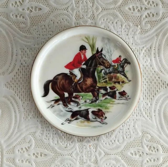 Antiguidade: Porta copos / pequeno prato para colecionadores - caçadores 9cm