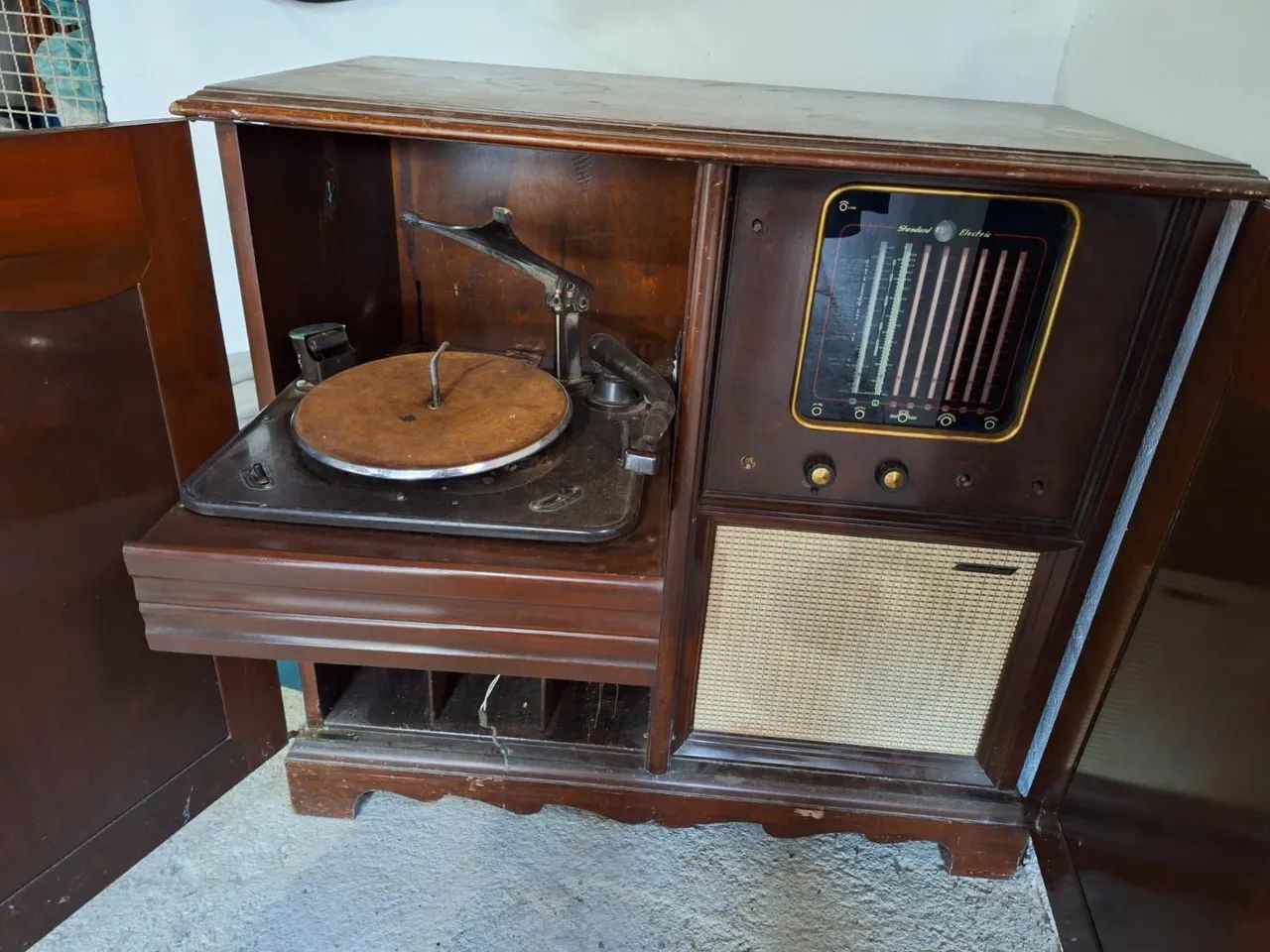 Rádio toca discos antigo Standard Electric - Foto 3
