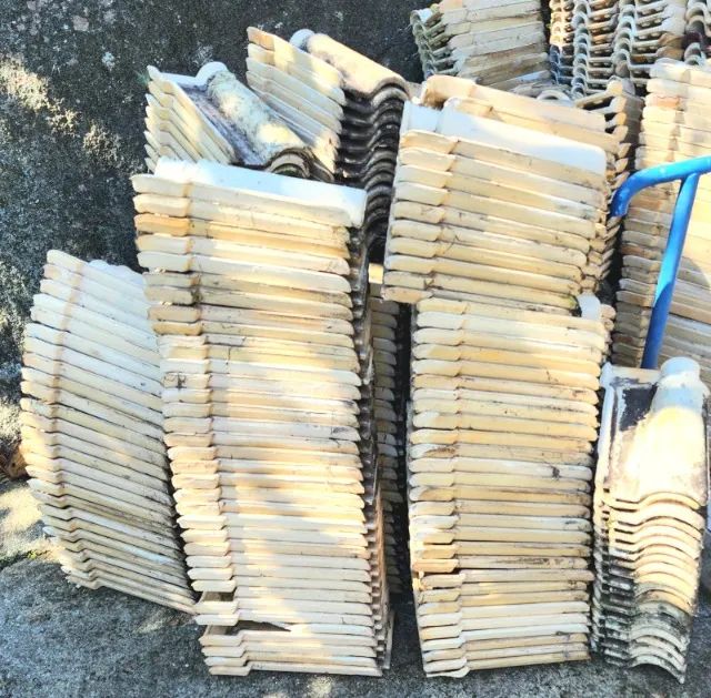 Telhas em ótimo estado. Retirada Norte da Ilha