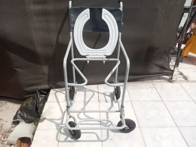 Cadeira de banho usada 100 Kg  em ótimo estado   - Foto 3