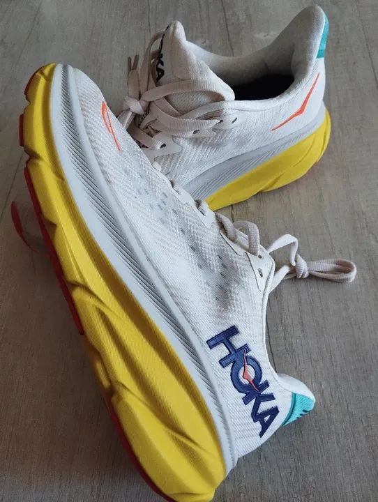 Tênis Hoka Clifton 9 - Bege claro/Amarelo - 35 - Foto 2