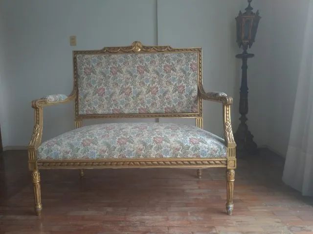 Mobília madeira dourada, estilo francês Luis XVI (do Século XX).