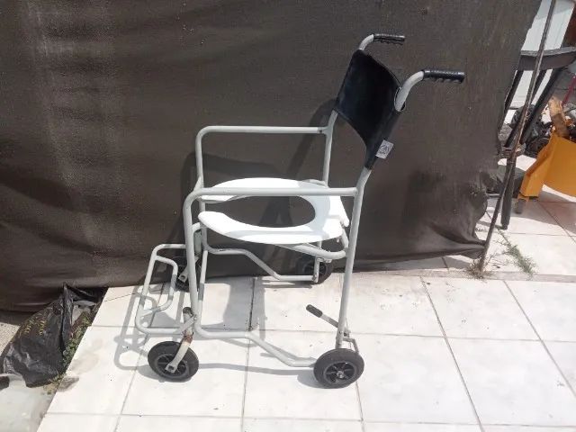Cadeira de banho usada 100 Kg  em ótimo estado   - Foto 4