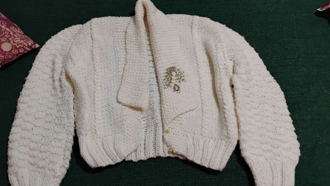 Casaco branco de tricô com detalhe bordado - Foto 2
