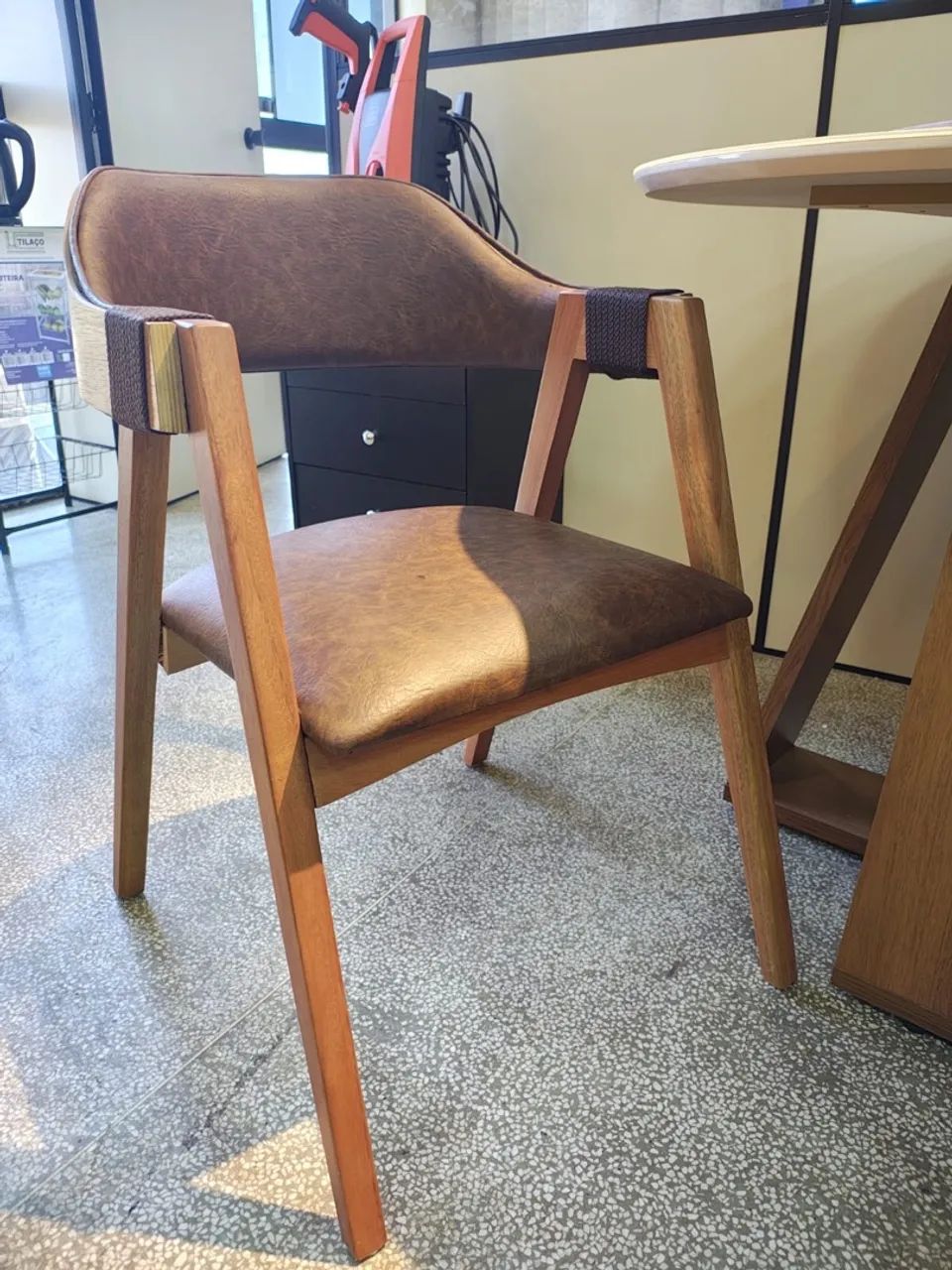 Cadeira de Jantar Maya Courino ou Linho