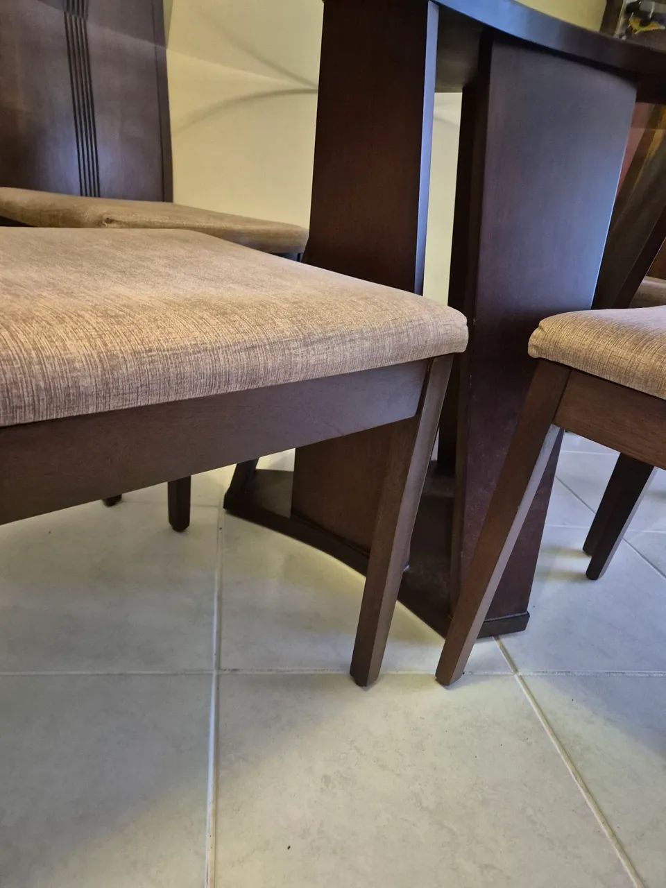 Conjunto de mesa e quatro cadeiras - Foto 2