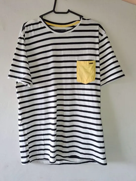Camiseta listrada masculina. Marca Fore. Tamanho G. Com elastano. Detalhes em amarelo.