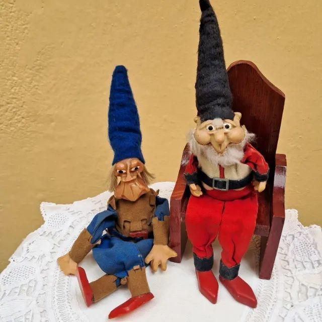 Par de Gnomos Antigos + 1 Cadeirinha de Madeira - Foto 2