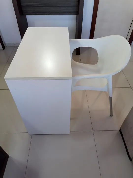 Mesa com cadeira branca para estudo  - Foto 5