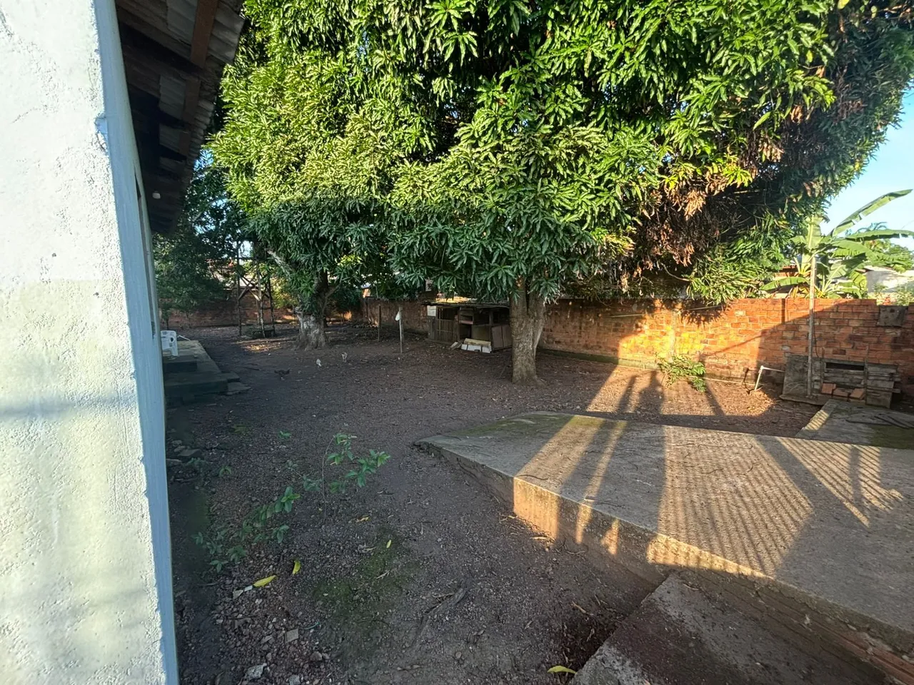 Fica no bairro FONTE NOVA, SANTANA. Com quintal amplo e árvores frutíferas