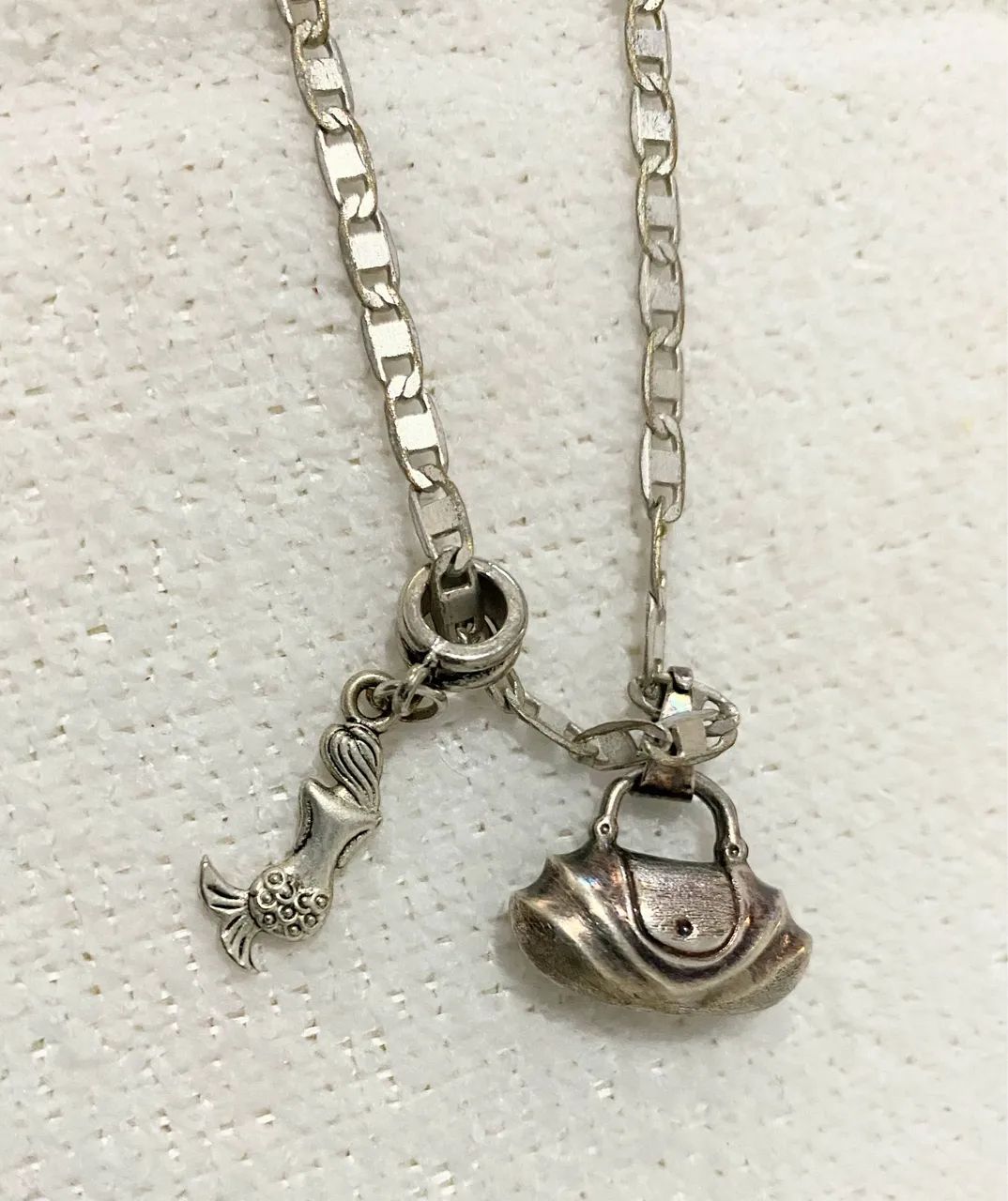 Vende-se Colar 35 cm fechado e 70 cm aberto, com pingente de Sereia e Bolsa banhado.