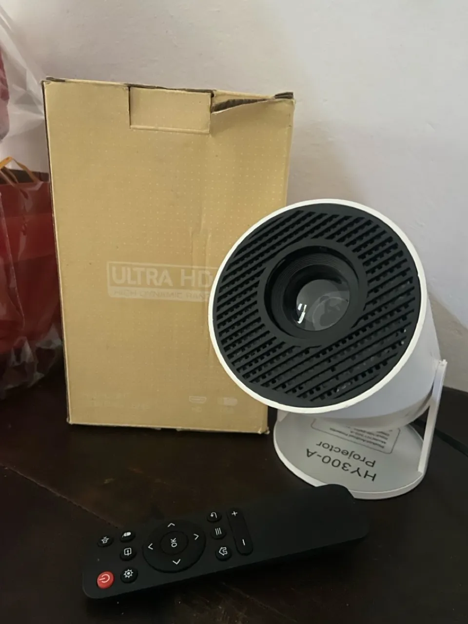 Projetor HY300-A com controle remoto - Perfeito estado!