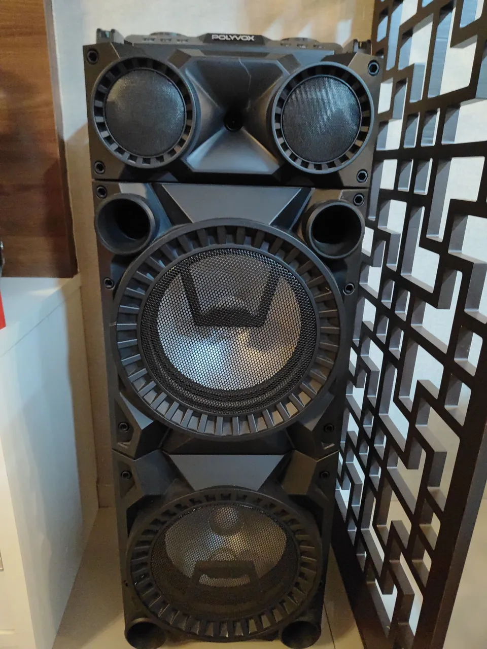 Caixa de som Torre Polyvox XT 1200t 1800 w RMS bluetooth preto bivolt